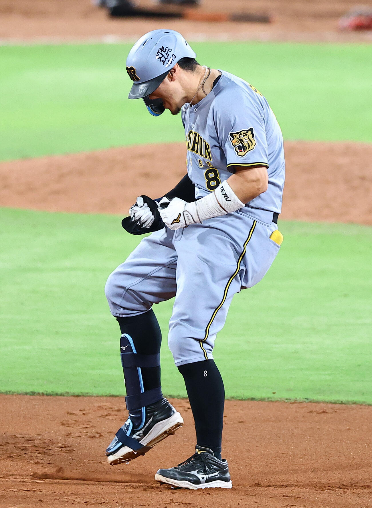 広島対阪神　8回表阪神2死一、三塁、勝ち越し2点適時二塁打を放った佐藤輝明はガッツポーズで雄たけびを上げる（撮影・上田博志）