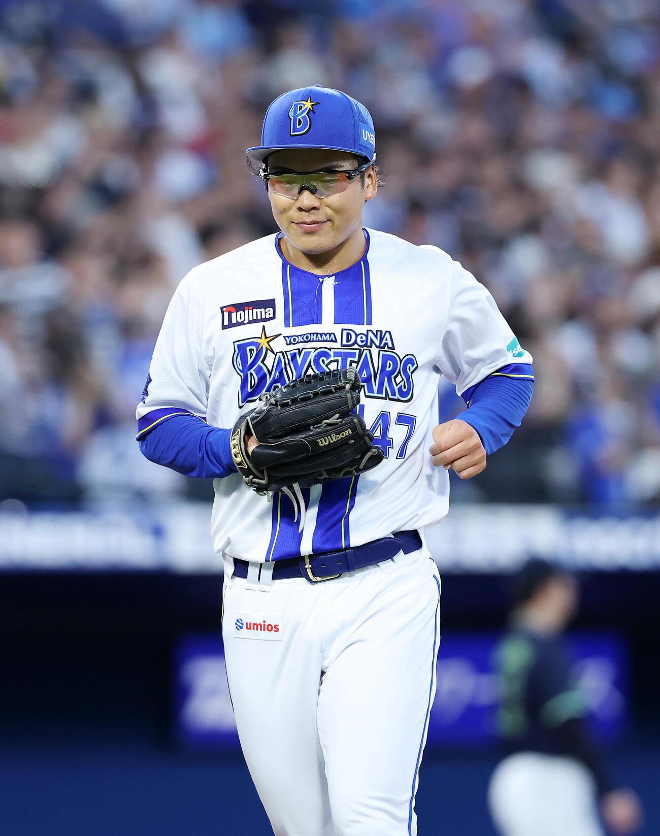 DeNA対ヤクルト　3回表、ヤクルトの攻撃を抑えベンチに引き揚げるDeNA片山皓心（撮影・鈴木正人）