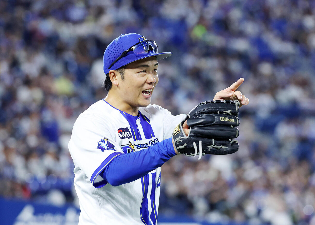 DeNA対ヤクルト　5回表、ヤクルトの攻撃を抑えベンチ前で選手たちを迎えるDeNA片山皓心（撮影・鈴木正人）