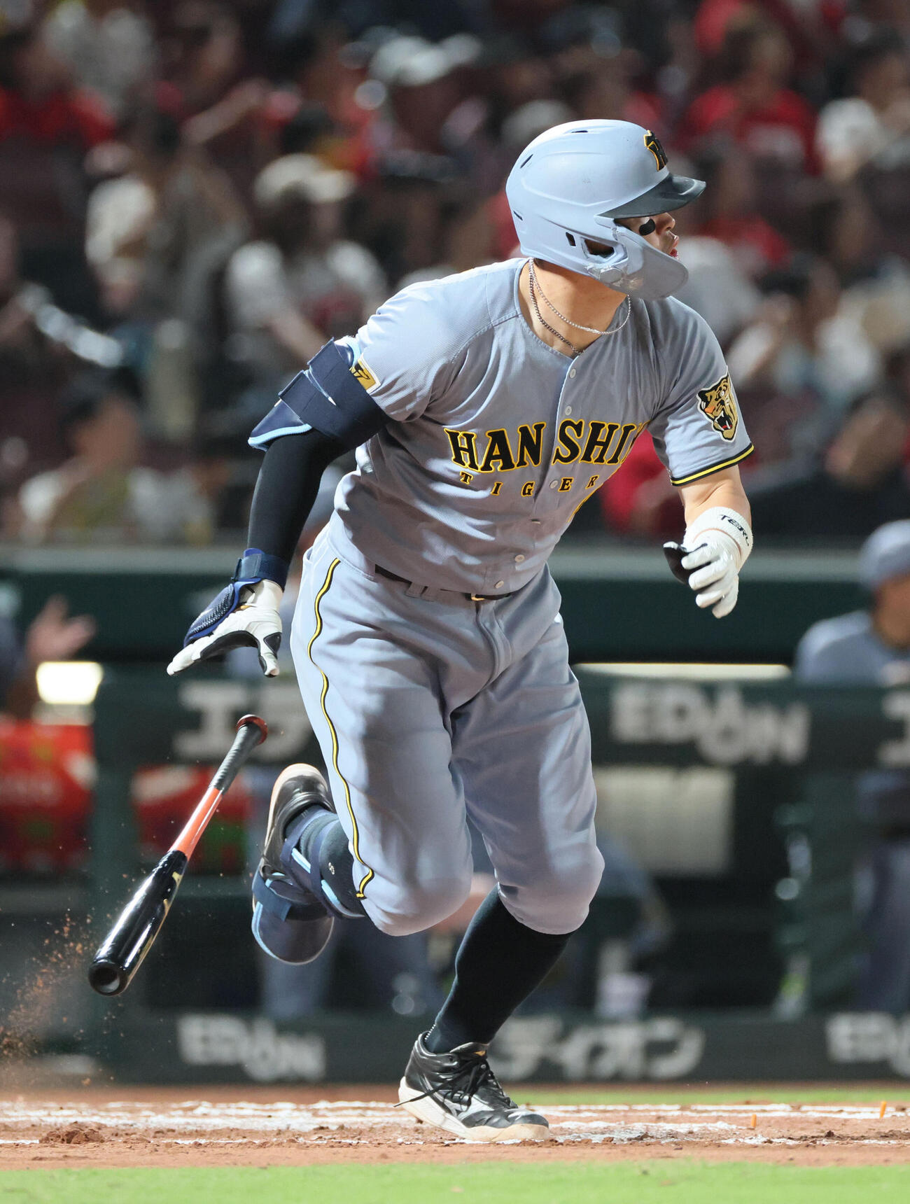 広島杯阪神　8回表阪神2死一、三塁、佐藤輝明は勝ち越しに2点適時二塁打を放つ（撮影・加藤孝規）