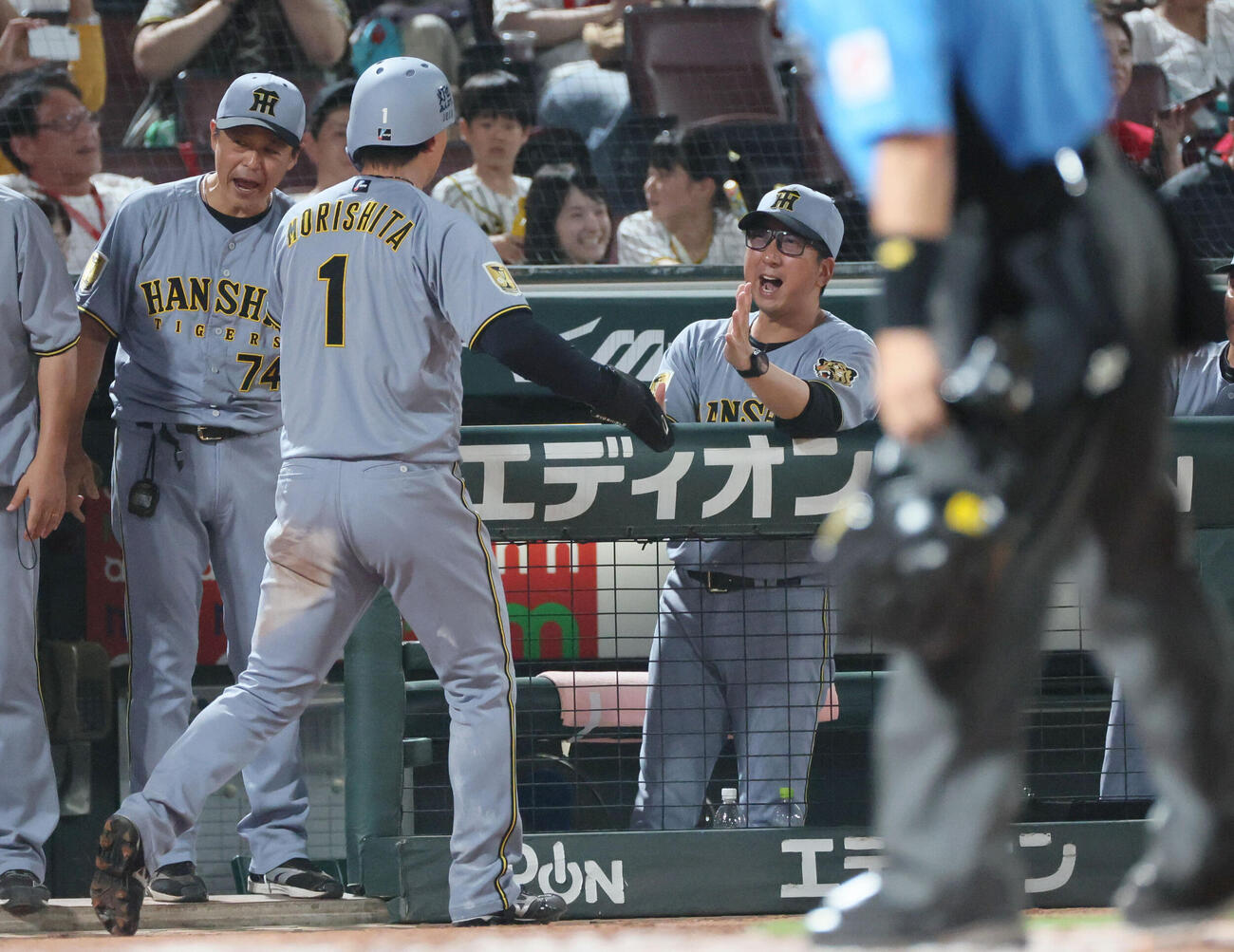 広島杯阪神　8回表阪神2死一、三塁、佐藤輝明の勝ち越しに2点適時二塁打で生還した森下翔太を迎える藤川球児監督撮影・加藤孝規）