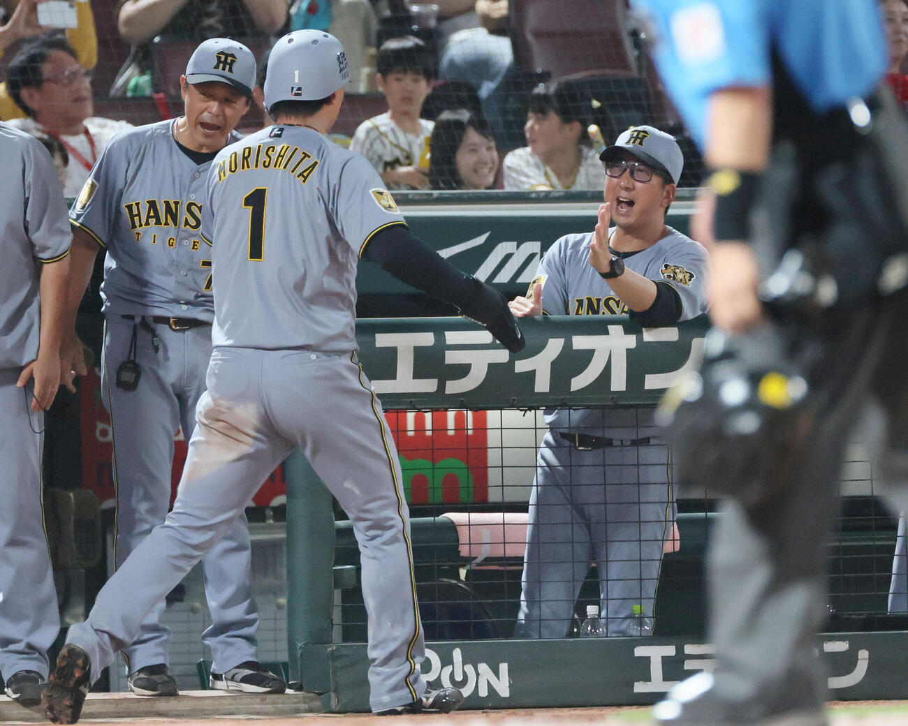 広島杯阪神　8回表阪神2死一、三塁、佐藤輝明の勝ち越しに2点適時二塁打で生還した森下翔太を迎える藤川球児監督撮影・加藤孝規）