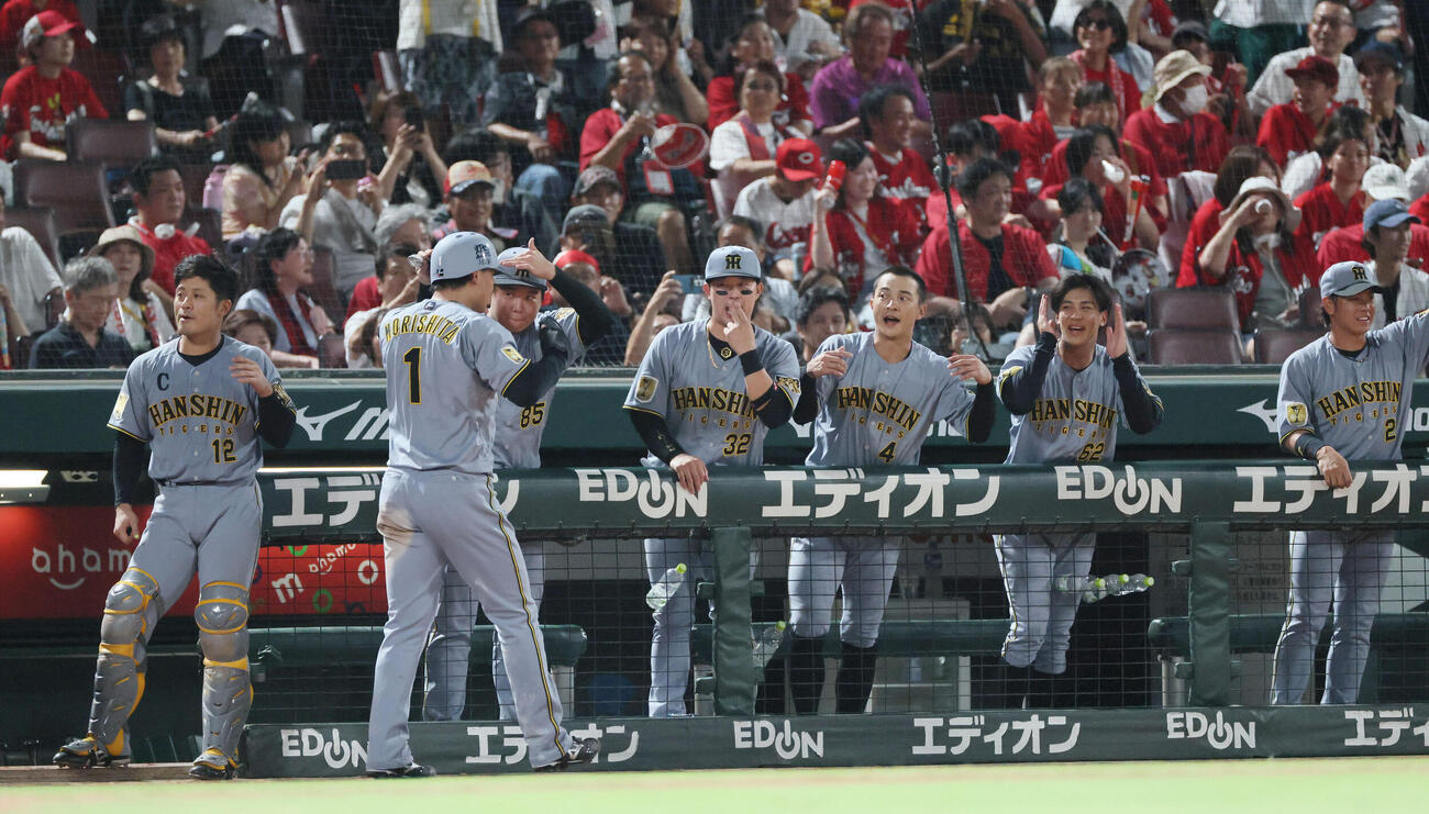 広島杯阪神　8回表阪神2死一、三塁、佐藤輝明の勝ち越しに2点適時二塁打で生還した森下翔太を迎えるチームメート撮影・加藤孝規）