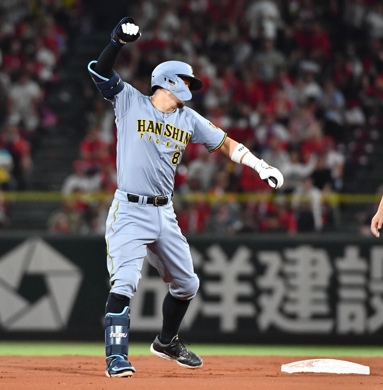 広島対阪神　8回表阪神2死一、三塁、勝ち越しの2点適時二塁打を放ち、ガッツポーズする佐藤輝明（撮影・岩下翔太）