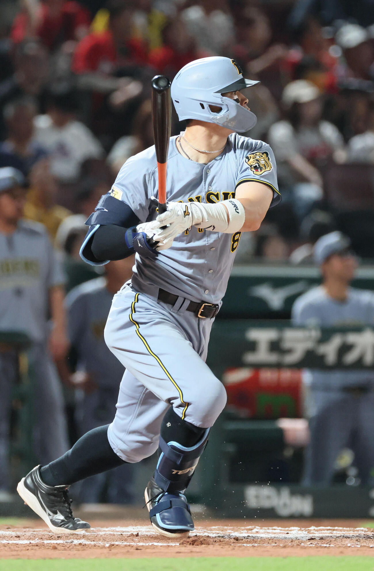 広島杯阪神　8回表阪神2死一、三塁、佐藤輝明は勝ち越しに2点適時二塁打を放つ（撮影・加藤孝規）