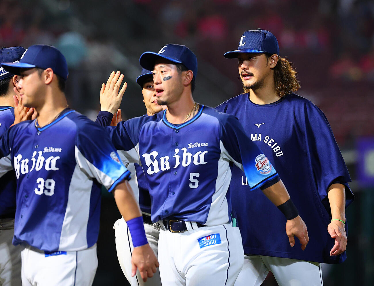 楽天対西武　8勝目を挙げ喜び合う高橋光成（右）ら西武の選手たち（撮影・野上伸悟）