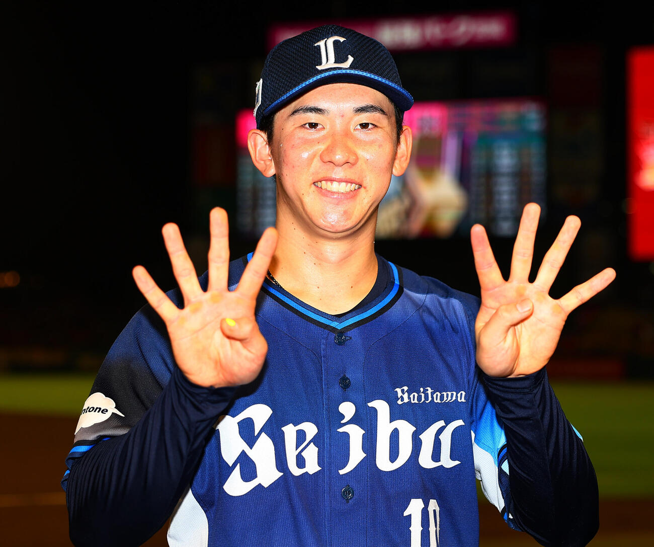 楽天対西武　本塁打を含む4打点の西武小島大河は、4ポーズで喜ぶ（撮影・野上伸悟）