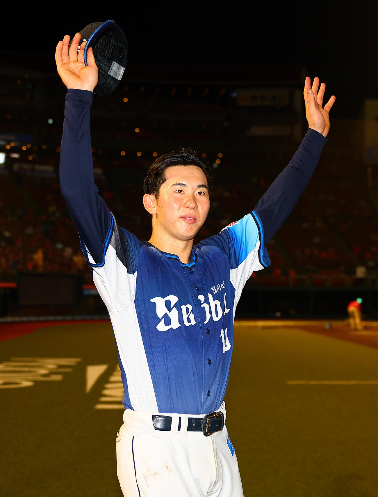 楽天対西武　本塁打を含む4打点の西武小島大河は、ヒーローインタビューを終えファンの声援に応える（撮影・野上伸悟）