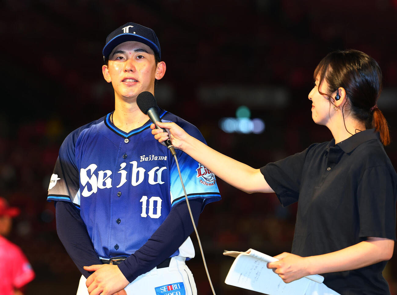 楽天対西武　勝利しヒーローインタビューを受ける西武小島大河（撮影・野上伸悟）