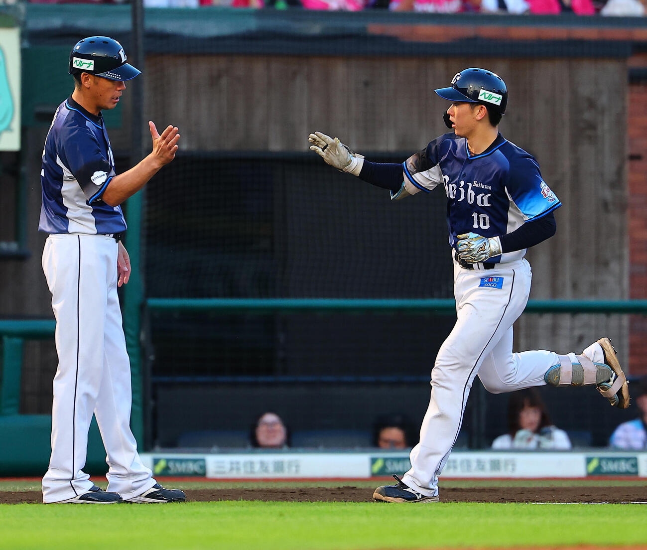 楽天対西武　3回表西武1死一、二塁、3点本塁打を放ち三塁を回る小島大河（撮影・野上伸悟）