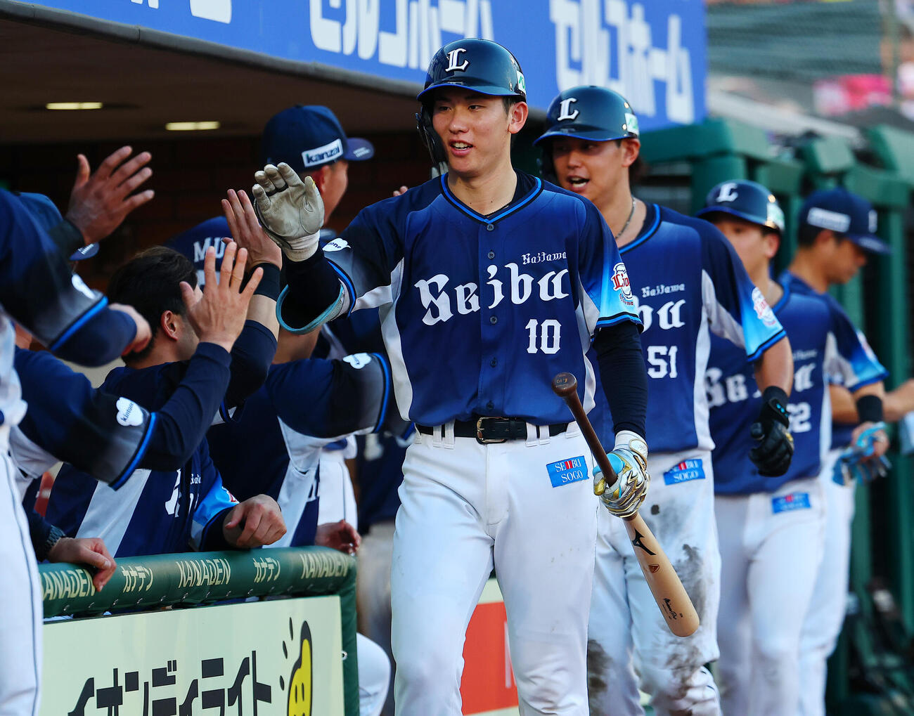 楽天対西武　3回表西武1死一、二塁、3点本塁打を放ちベンチに迎えられる小島大河（撮影・野上伸悟）