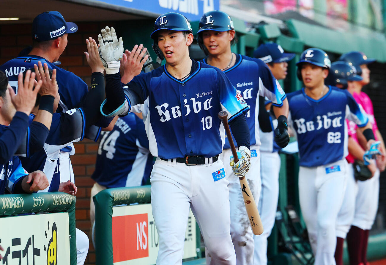 楽天対西武　3回表西武1死一、二塁、3点本塁打を放ちベンチに迎えられる小島大河（撮影・野上伸悟）