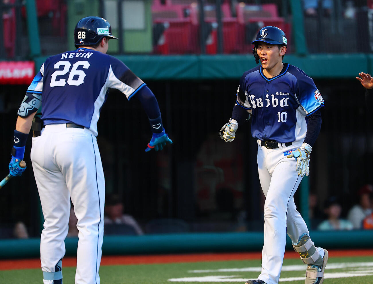 楽天対西武　3回表西武1死一、二塁、3点本塁打を放ちタイラー・ネビン（左）に迎えられる小島大河（撮影・野上伸悟）