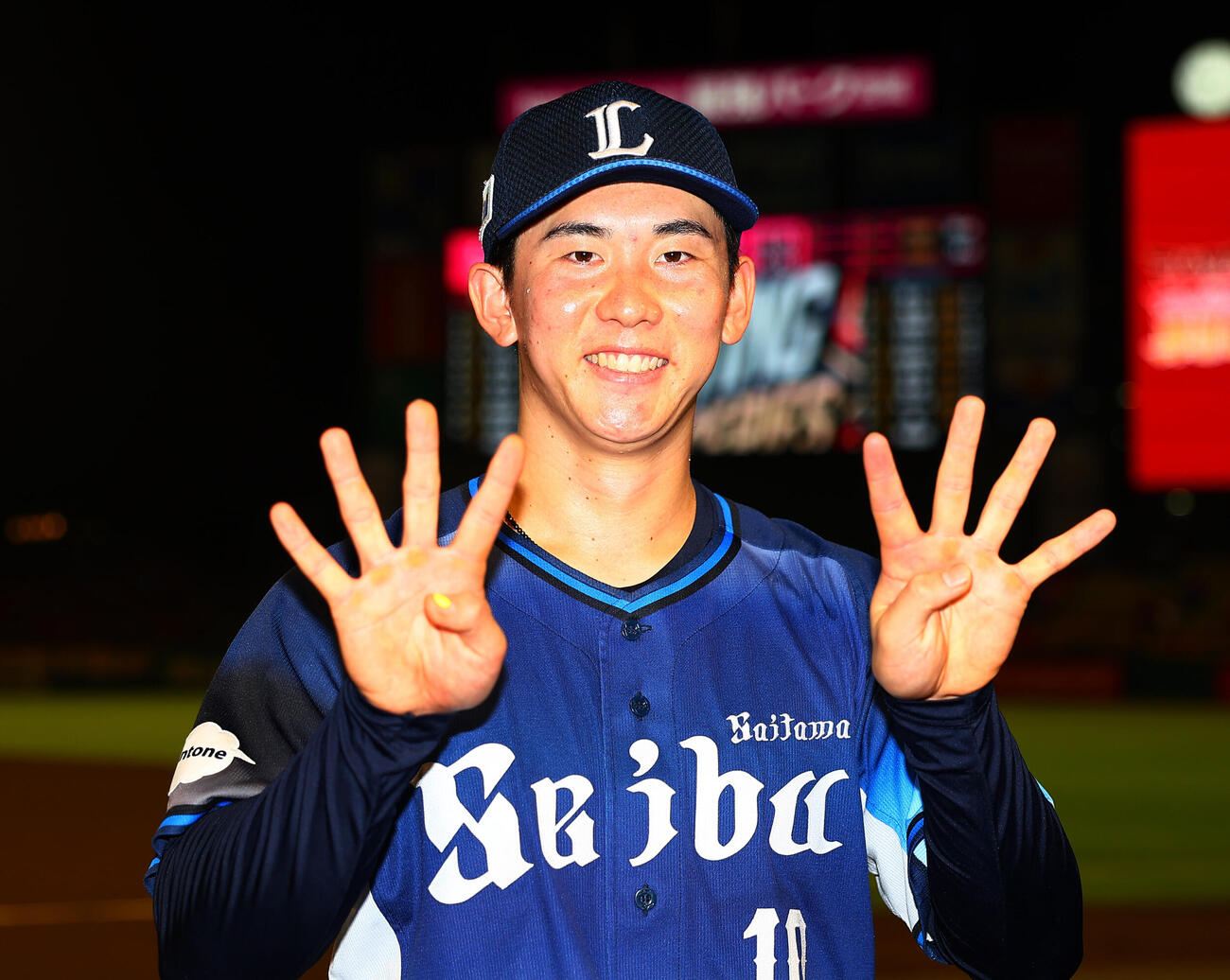 楽天対西武　本塁打を含む4打点の西武小島大河は、4ポーズで喜ぶ（撮影・野上伸悟）