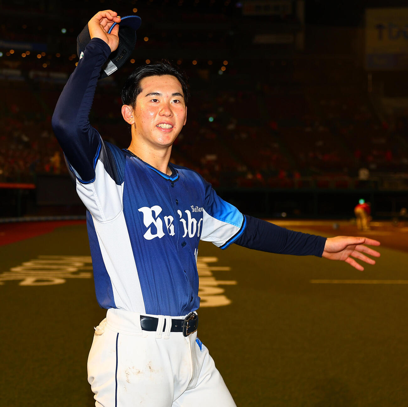 楽天対西武　本塁打を含む4打点の西武小島大河は、ヒーローインタビューを終えファンの声援に応える（撮影・野上伸悟）