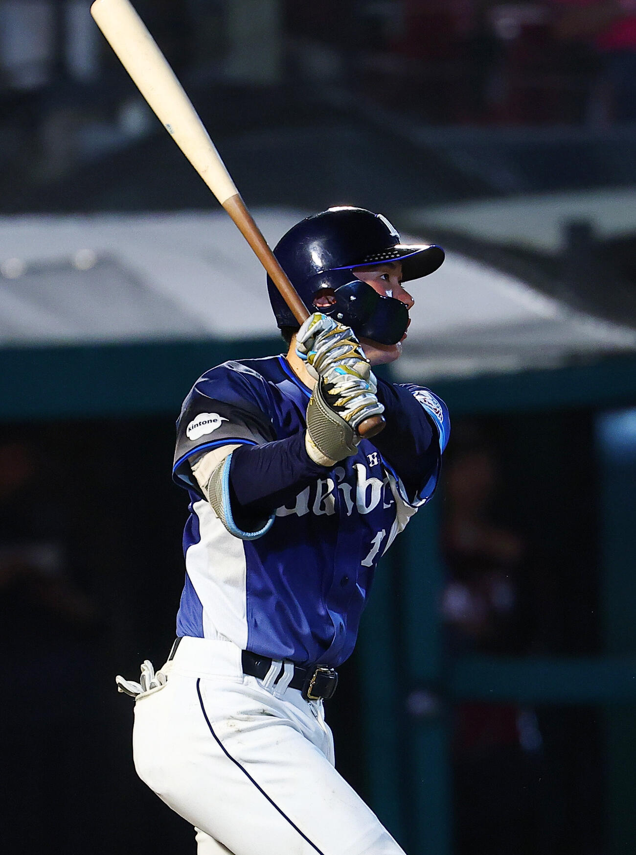 楽天対西武　7回表西武1死三塁、犠飛を放つ小島大河（撮影・野上伸悟）