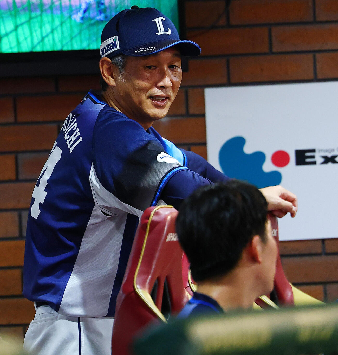 楽天対西武　7回表西武1死三塁、犠飛を放った小島大河（手前）にベンチで話しかける西口文也監督（撮影・野上伸悟）