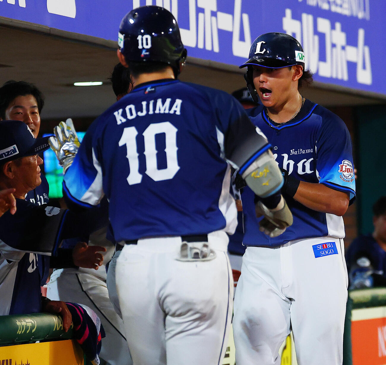 楽天対西武　7回表西武1死三塁、小島大河（手前）の犠飛で生還し喜ぶ西川愛也（撮影・野上伸悟）
