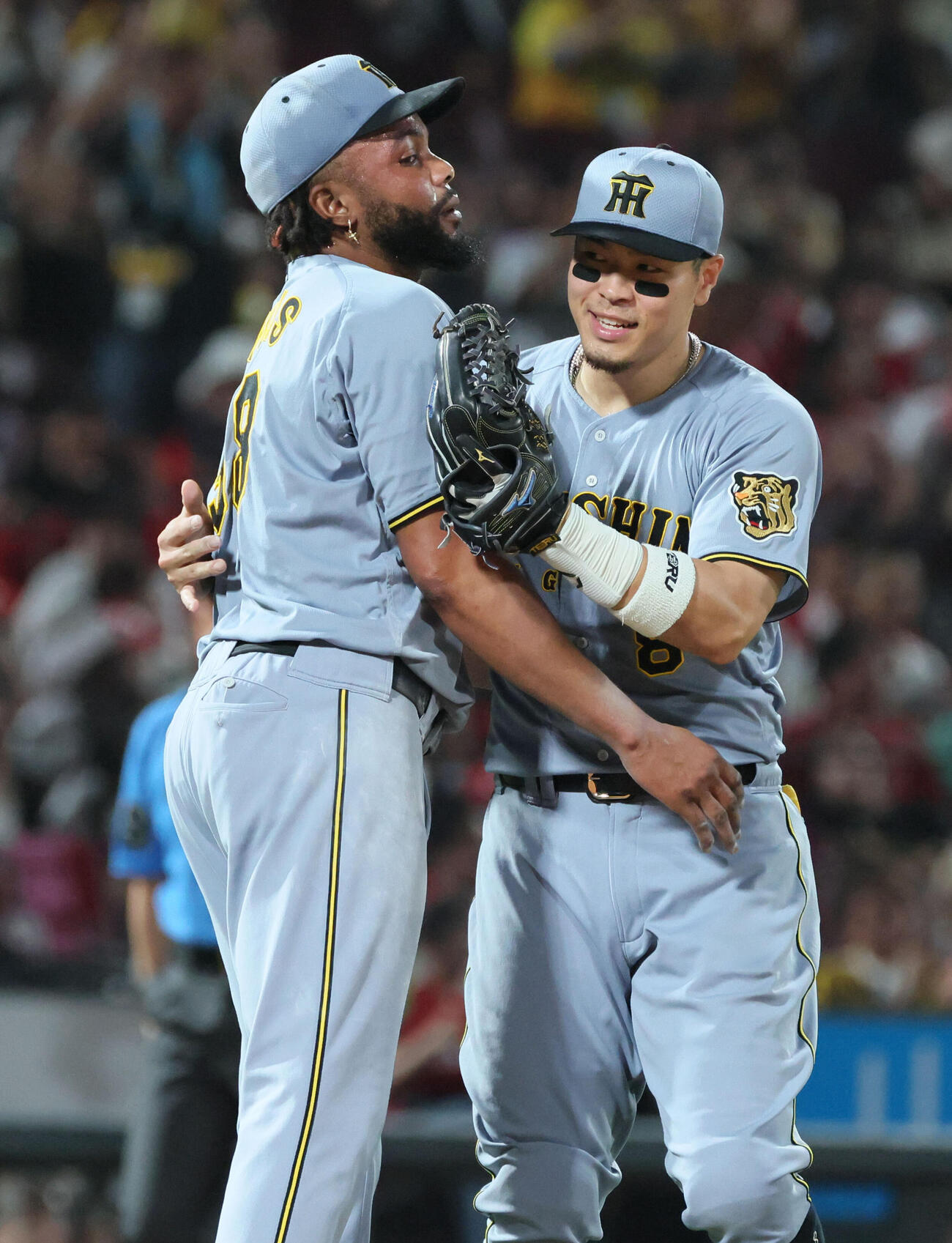 広島杯阪神　逆転勝ちの阪神、阪神4番手のラファエル・ドリスと抱擁する佐藤輝明（右）（撮影・加藤孝規）