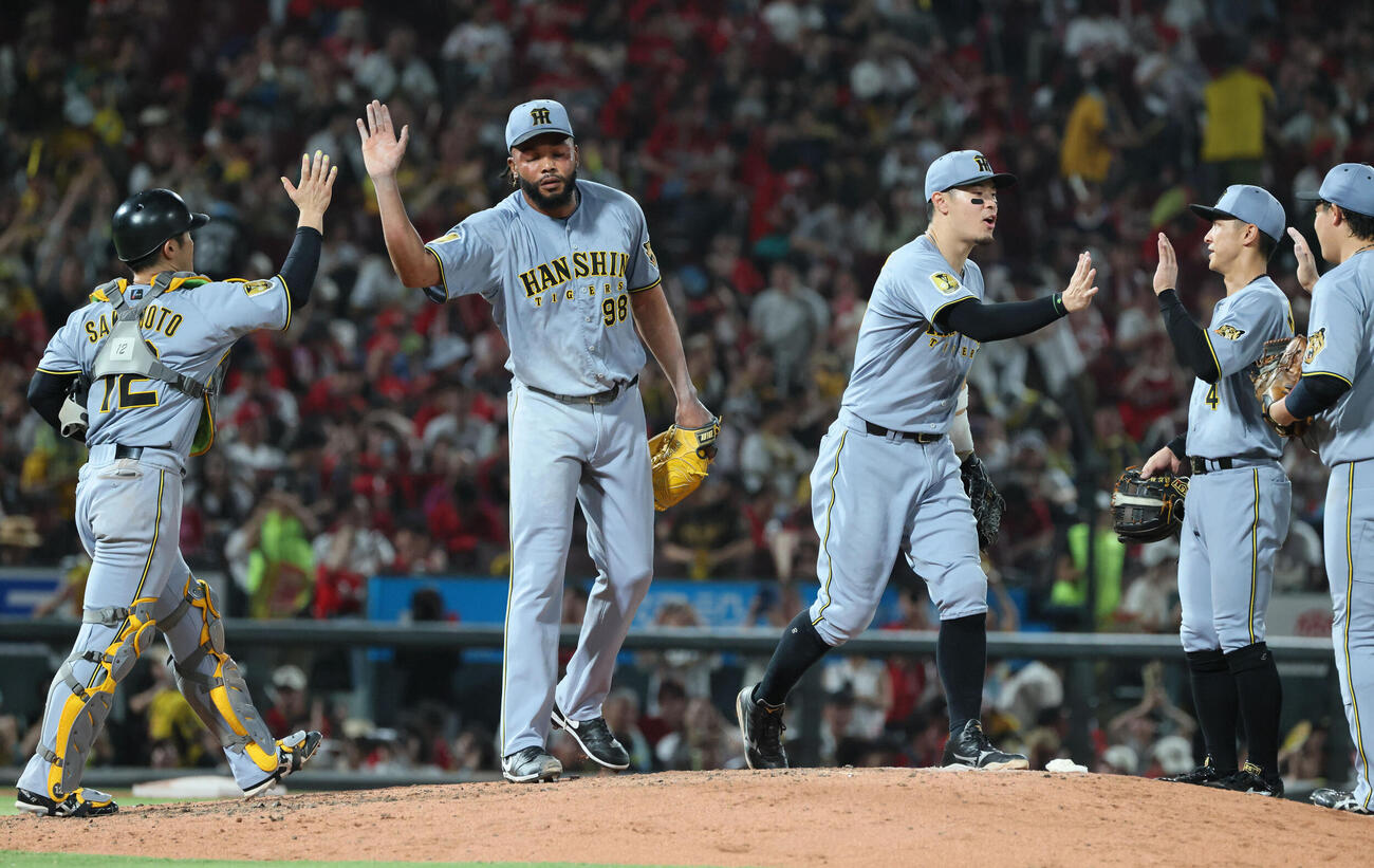 広島杯阪神　逆転勝ちの阪神ナイン左から2人目は阪神4番手のラファエル・ドリス、左から3人目は佐藤輝明（撮影・加藤孝規）
