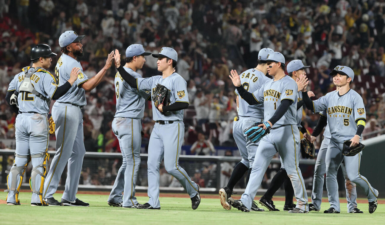 広島杯阪神　逆転勝ちの阪神ナイン。左から2人目は阪神4番手のラファエル・ドリス（撮影・加藤孝規）