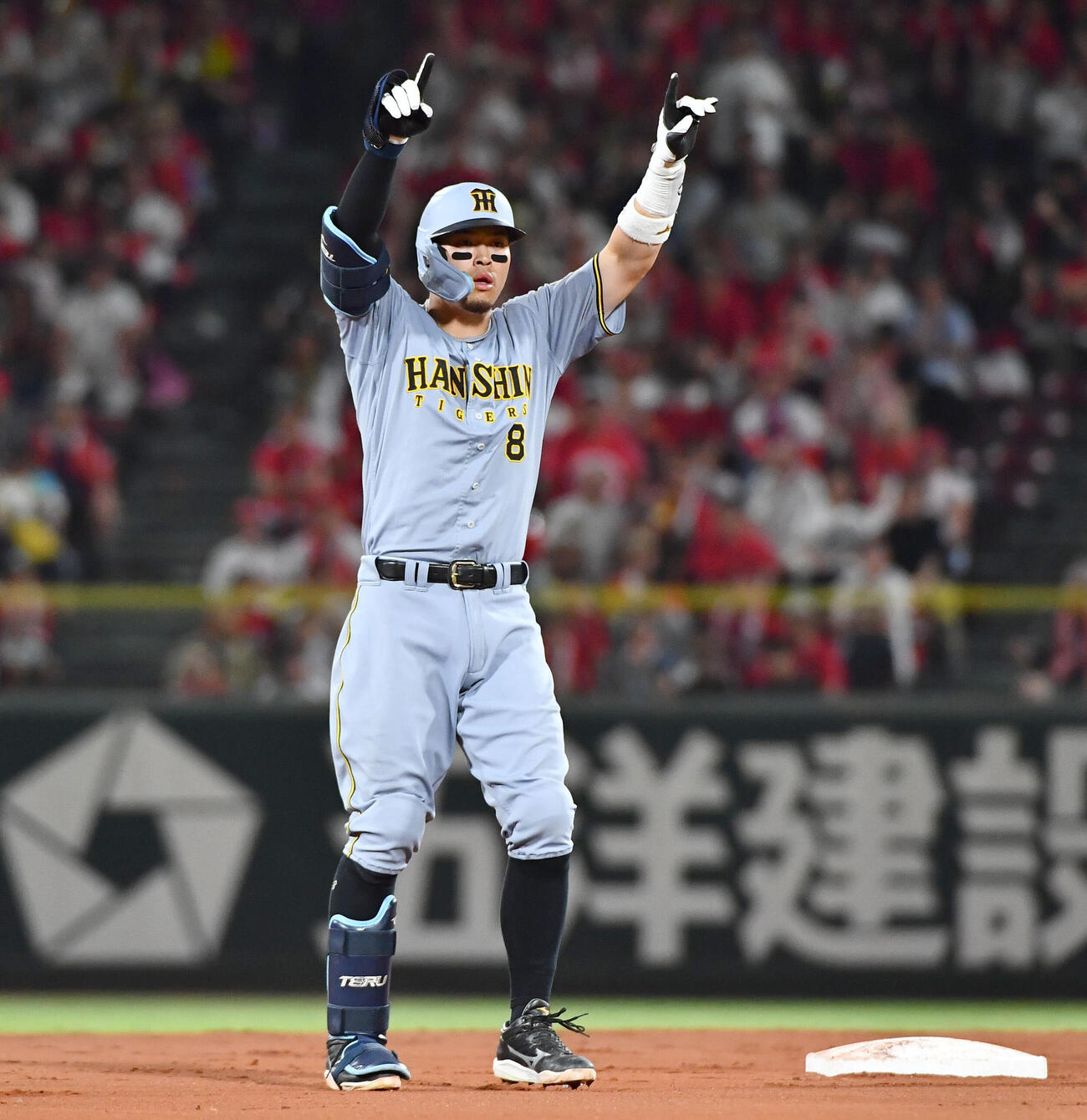 広島対阪神　8回表阪神2死一、三塁、勝ち越しの2点適時二塁打を放ち、ベンチに向かってポーズをとる佐藤輝明（撮影・岩下翔太）