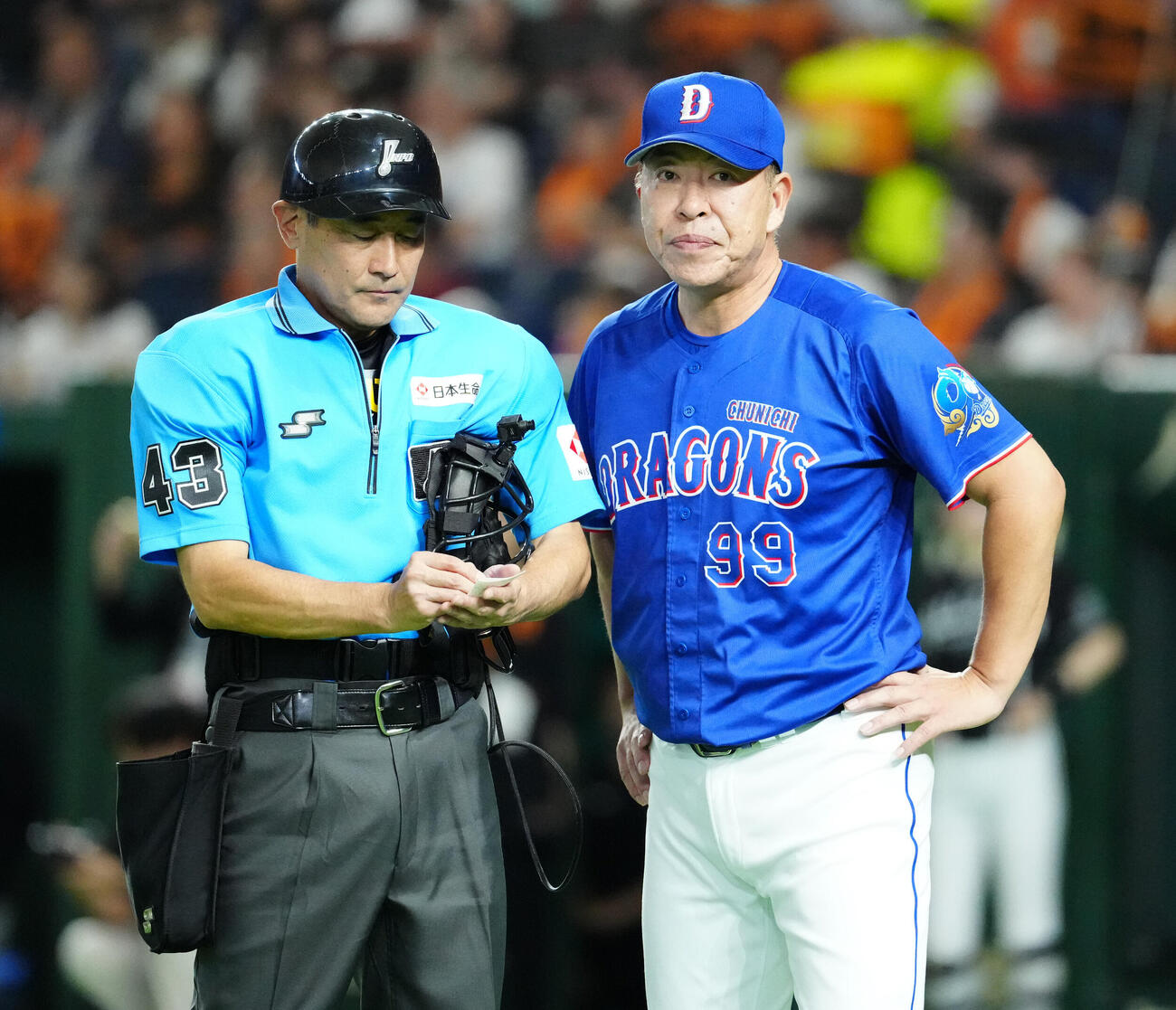 巨人対中日　7回裏開始前、選手交代を告げる中日井上一樹監督（右）（撮影・江口和貴）