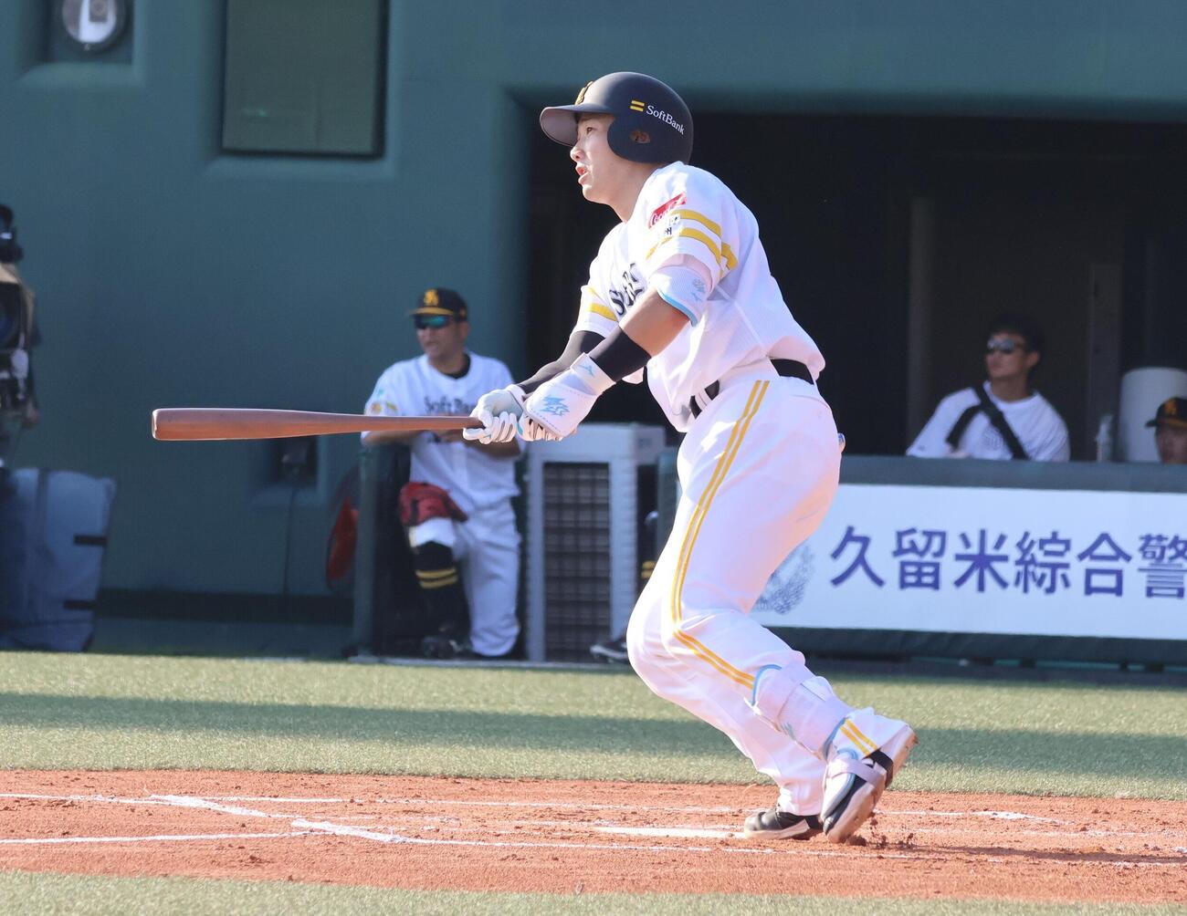 ソフトバンク2回1死一塁、山本祐は中前安打を放つ