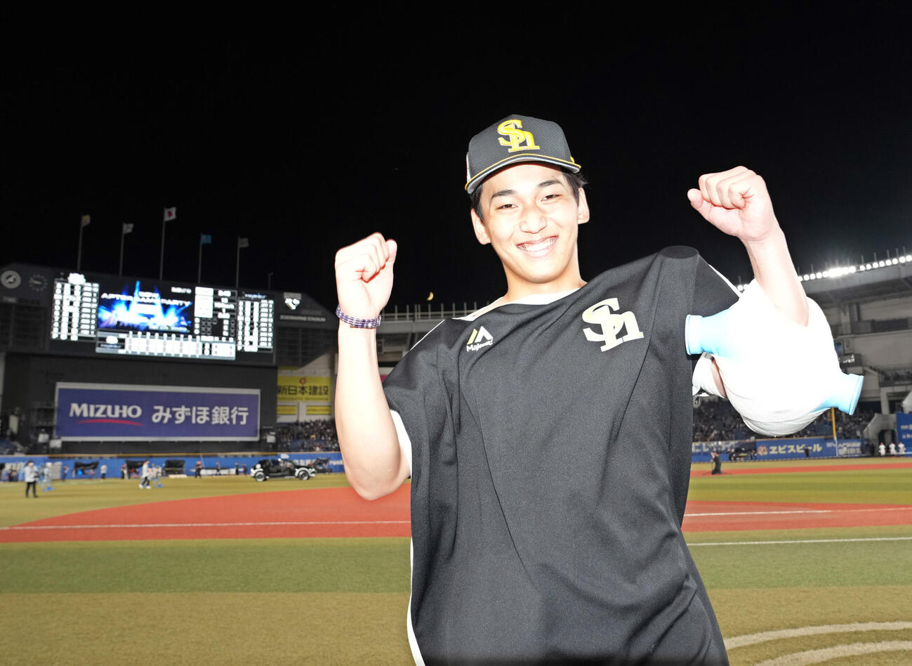 ロッテ対ソフトバンク　開幕から7連勝のソフトバンク前田悠伍は笑顔でガッツポーズを決める（撮影・たえ見朱実）