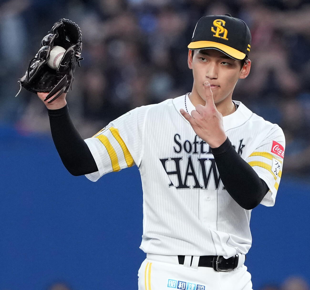 ロッテ対ソフトバンク　3回裏ロッテ1死、小川龍成を二ゴロに打ち取りポーズを決める前田悠伍（撮影・たえ見朱実）
