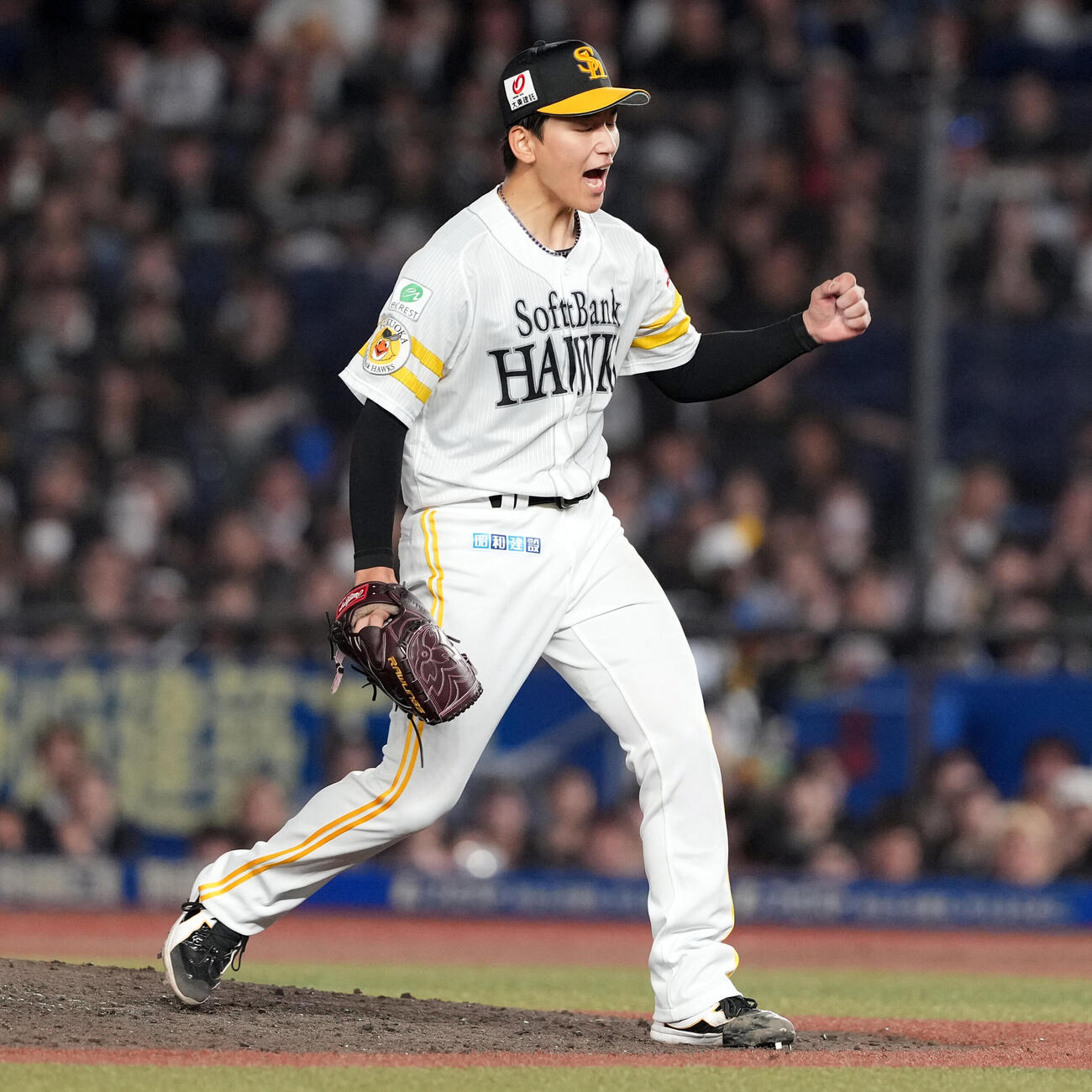 ロッテ対ソフトバンク　7回裏ロッテ2死二、三塁、代打佐藤都志也を空振り三振に打ち取りポーズを決める前田悠伍（撮影・たえ見朱実）