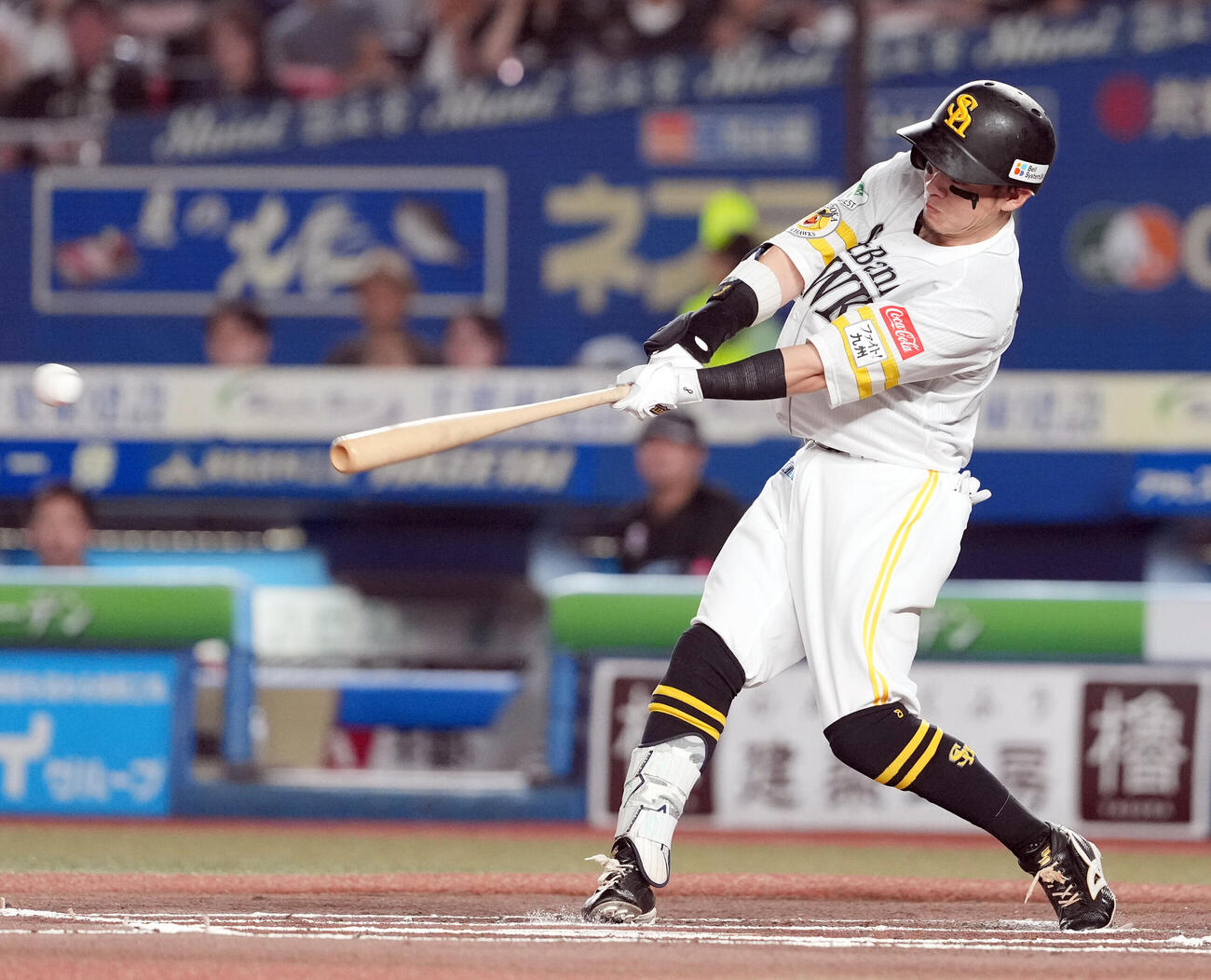 ロッテ対ソフトバンク　6回表ソフトバンク1死一、二塁、右翼線に適時二塁打を放つ牧原大成（撮影・たえ見朱実）