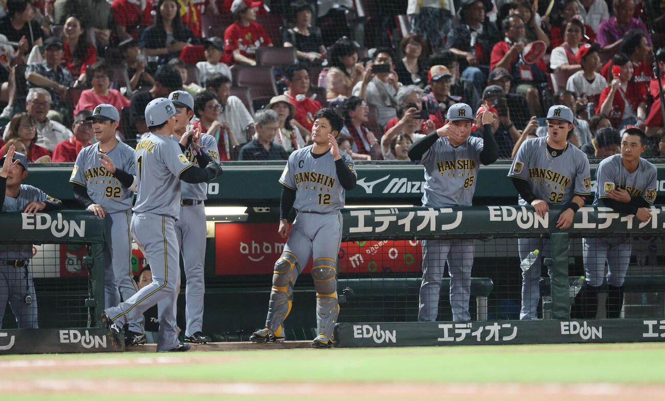 広島杯阪神　8回表阪神2死一、三塁、佐藤輝明の勝ち越しに2点適時二塁打で生還した森下翔太を迎えるチームメート撮影・加藤孝規）
