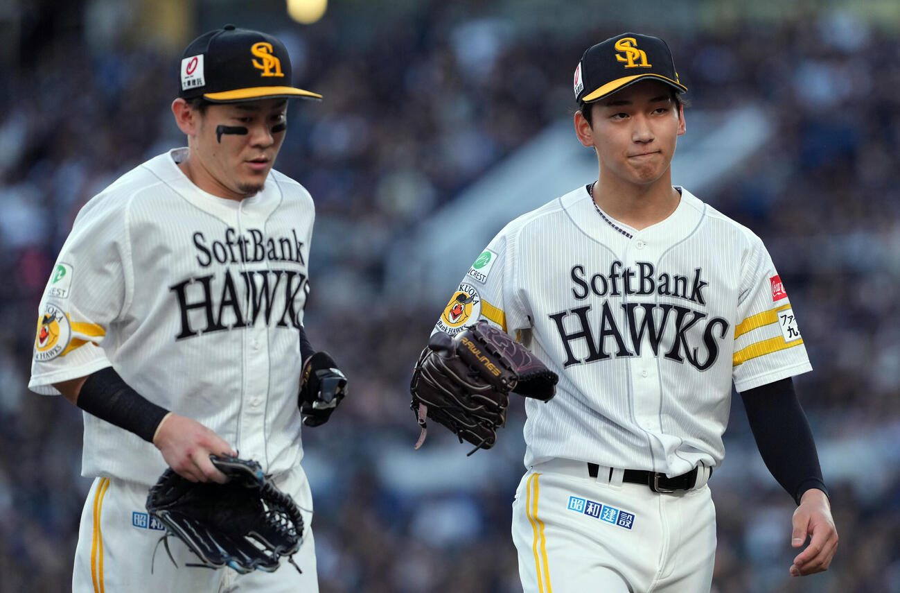 ロッテ対ソフトバンク　初回を無失点に抑えたソフトバンクの先発前田悠伍（右）（撮影・たえ見朱実）