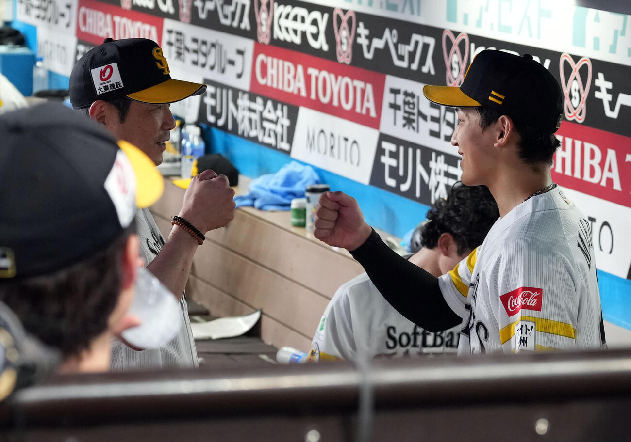ロッテ対ソフトバンク　7回終了でベンチに戻った前田悠伍（右）とグータッチをするソフトバンク小久保裕紀監督（撮影・たえ見朱実）