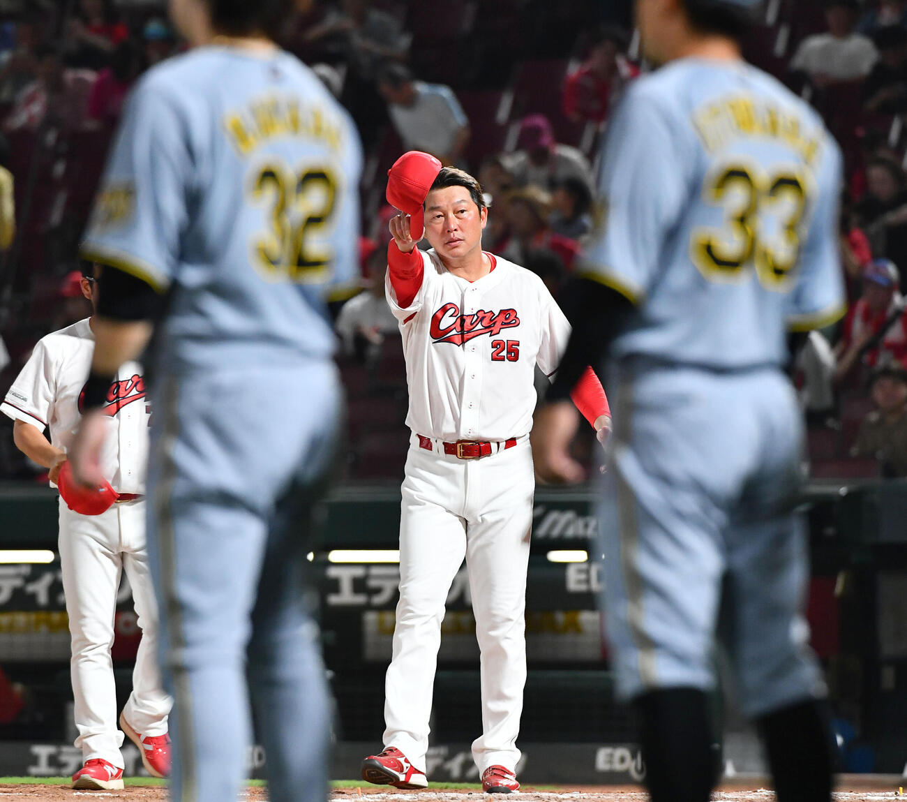 広島対阪神　試合後、阪神ナインに謝罪しながら整列する広島新井貴浩監督（撮影・岩下翔太）