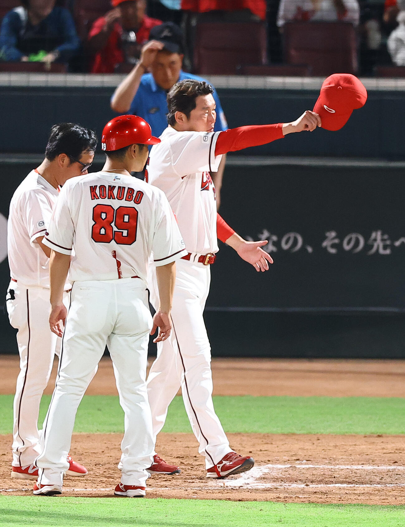 広島対阪神　新井貴浩監督（右）は試合後も阪神ベンチに向かって謝罪する（撮影・上田博志）