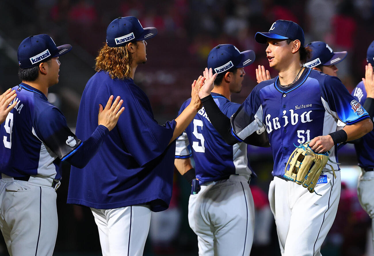 楽天対西武　勝利を喜び合う、左から西武蛭間拓哉、高橋光成、西川愛也（撮影・野上伸悟）