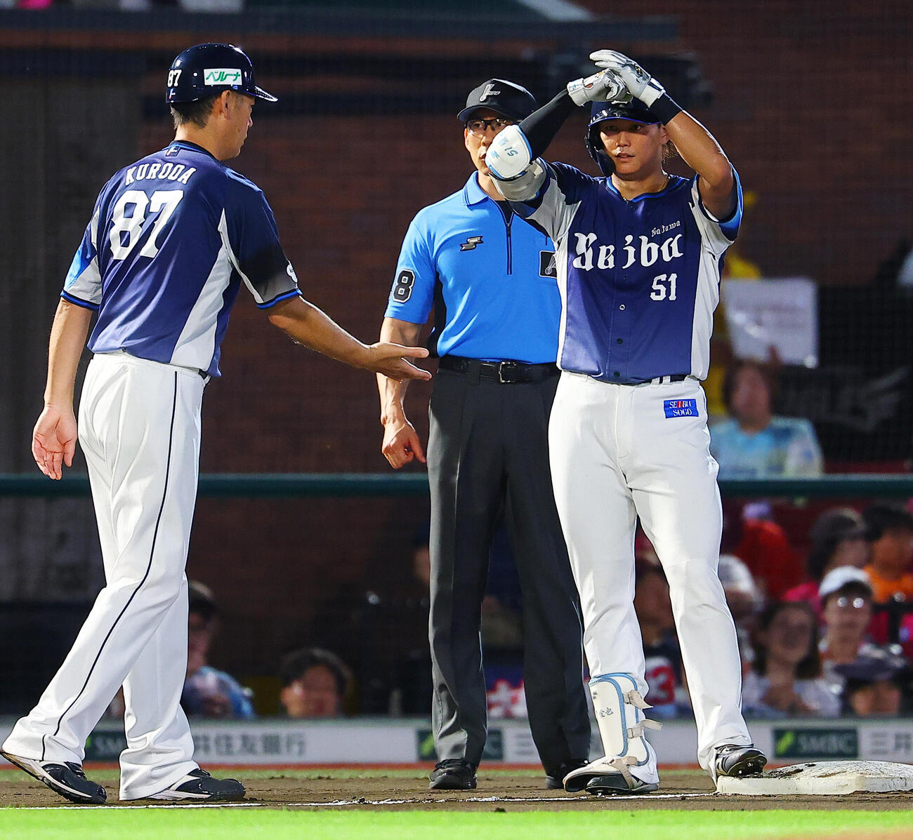 楽天対西武　7回表西武2死二塁、適時安打を放ち喜ぶ西川愛也（撮影・野上伸悟）