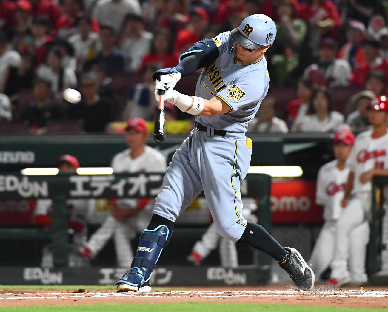 広島対阪神　8回表阪神2死一、三塁、佐藤輝明は勝ち越しの2点適時二塁打を放つ（撮影・岩下翔太）