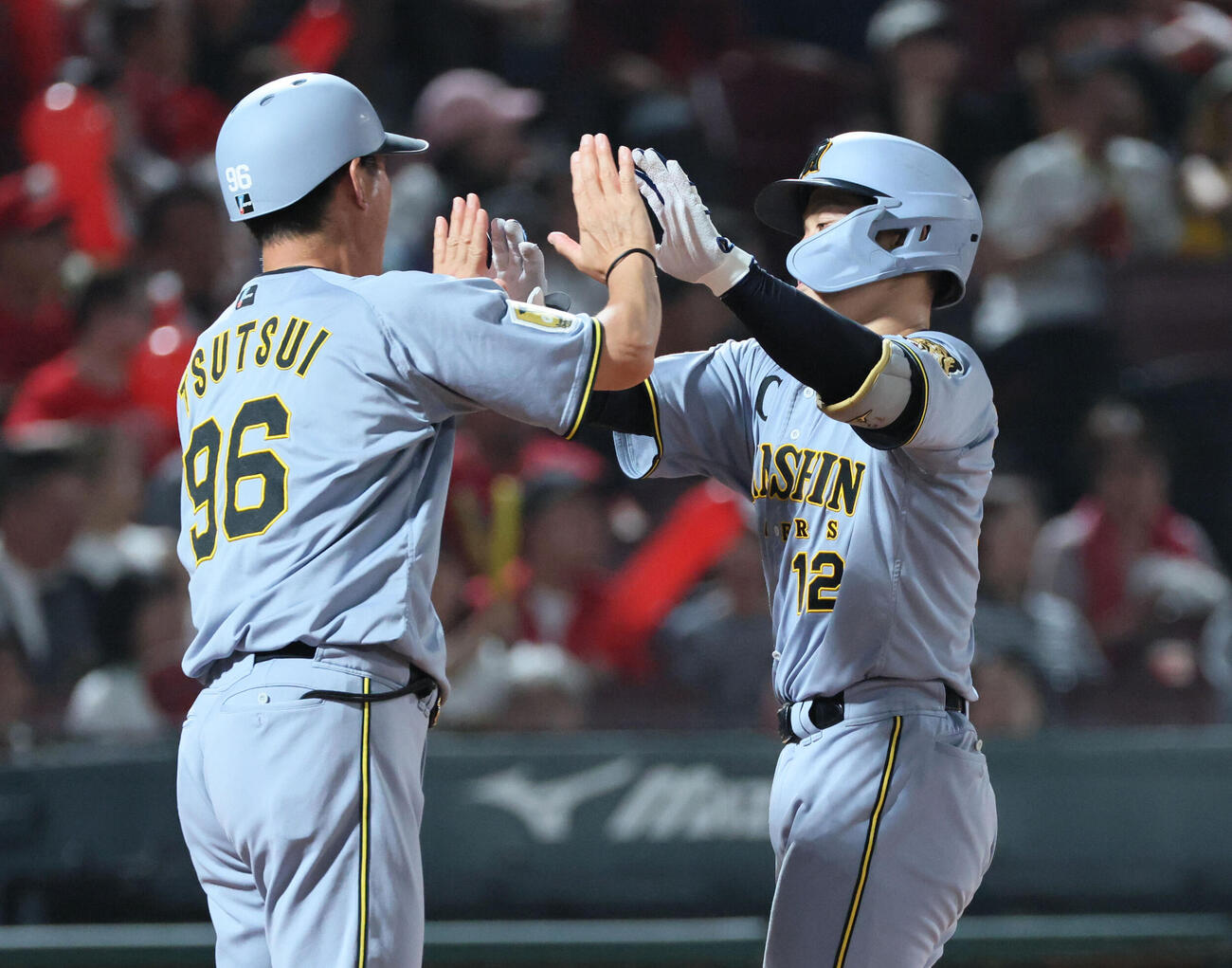 広島杯阪神　7回表阪神2死、坂本誠志郎は同点左越え本塁打を放つ（撮影・加藤孝規）