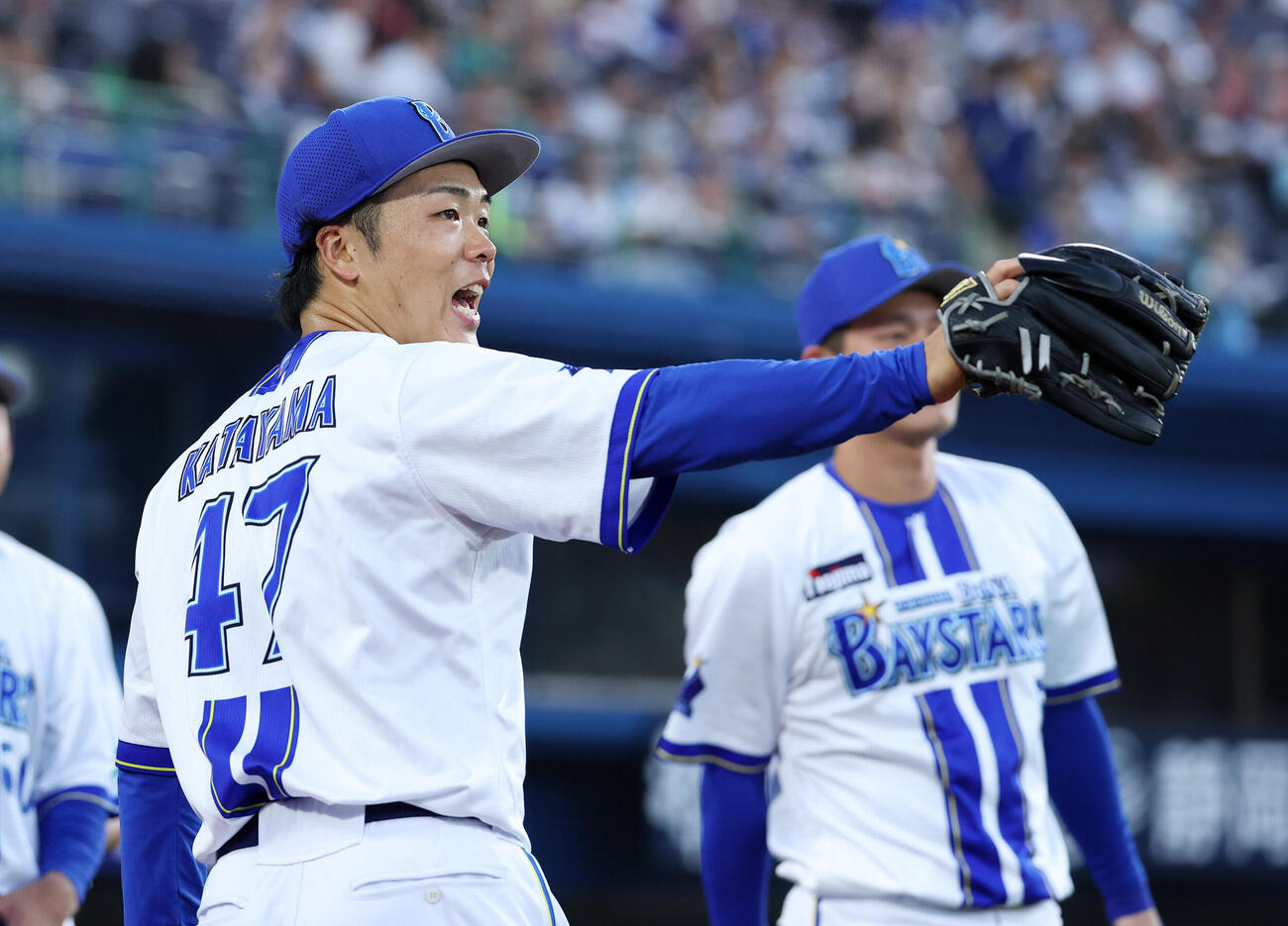 DeNA対ヤクルト　3回表、ヤクルトの攻撃を抑えベンチ前で選手たちを迎えるDeNA片山皓心（撮影・鈴木正人）