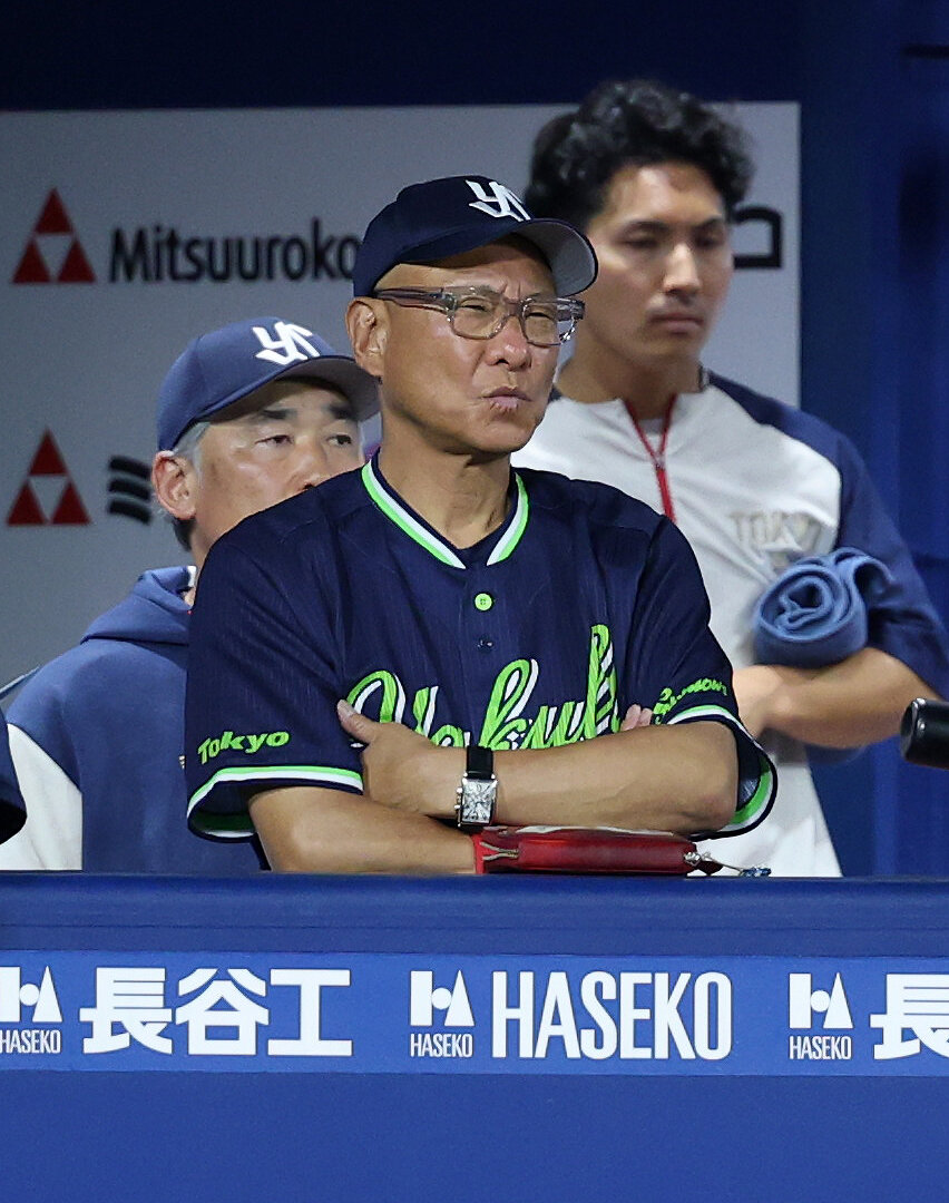 DeNA対ヤクルト　戦況を見つめるヤクルト池山隆寛監督（撮影・鈴木正人）