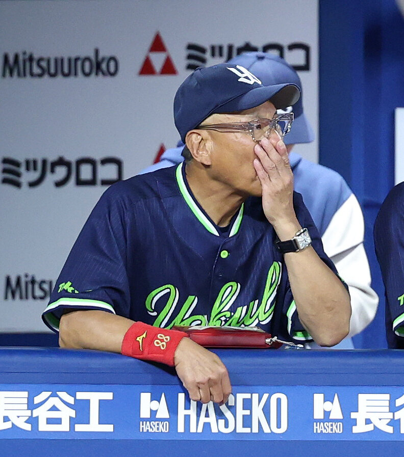 DeNA対ヤクルト　戦況を見つめるヤクルト池山隆寛監督（撮影・鈴木正人）