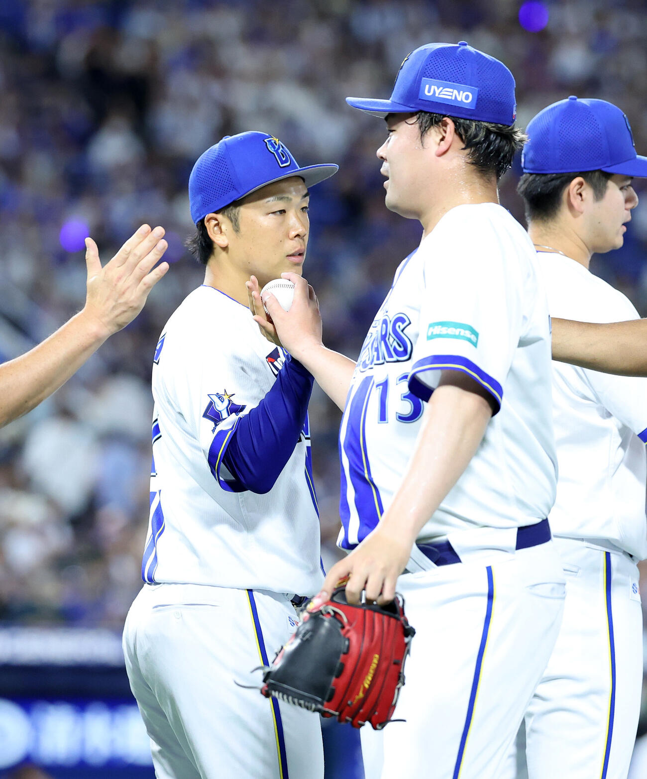 DeNA対ヤクルト　DeNA伊勢大夢（右）からウイニングボールをもらう片山皓心（撮影・鈴木正人）
