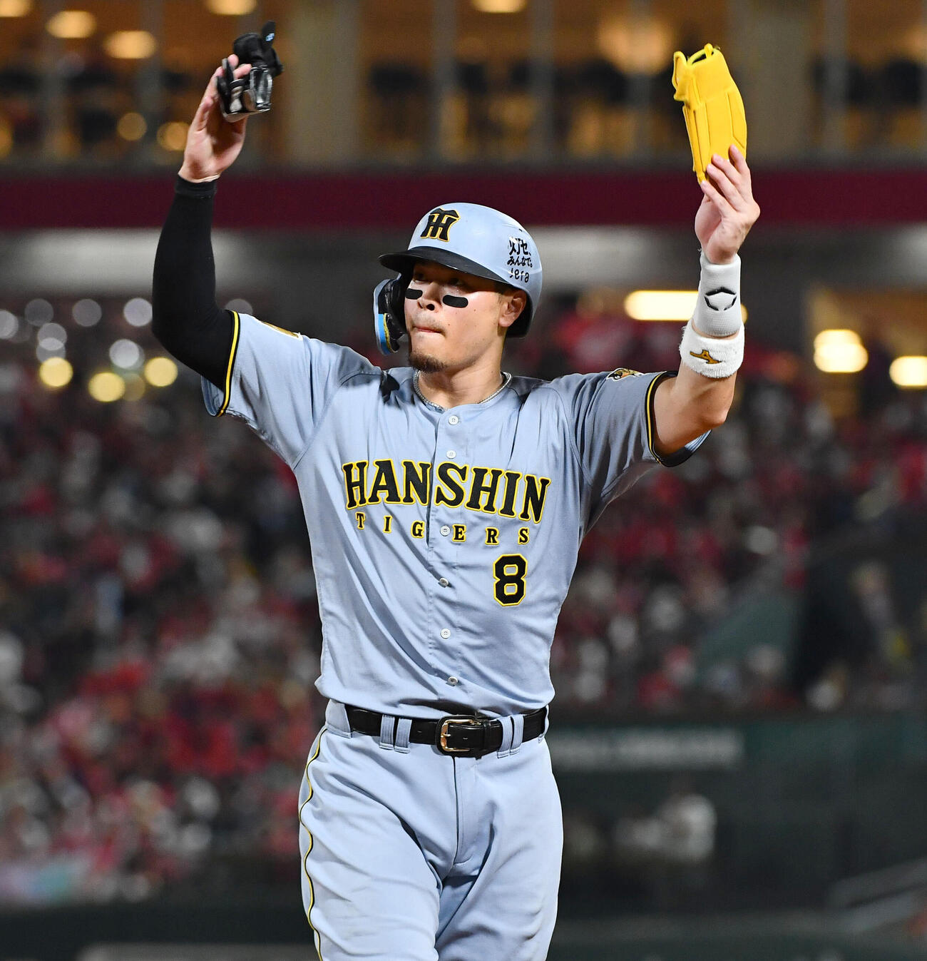 広島対阪神　8回表終了後、阪神ファンに両手を挙げながらベンチへ戻る佐藤輝明（撮影・岩下翔太）