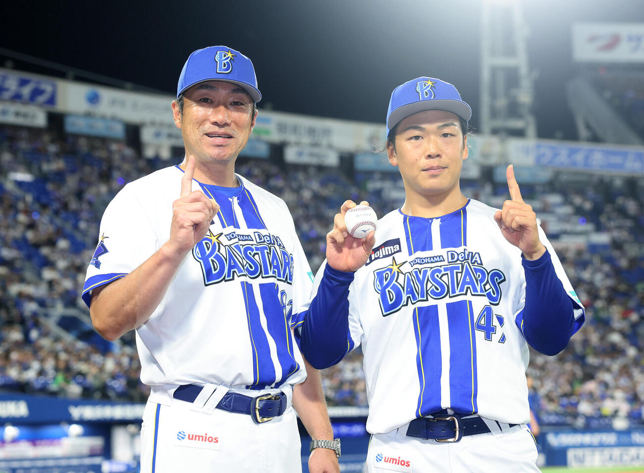 DeNA対ヤクルト　初勝利しDeNA相川亮二監督（左）と写真に納まる片山皓心（2026年7月19日撮影）