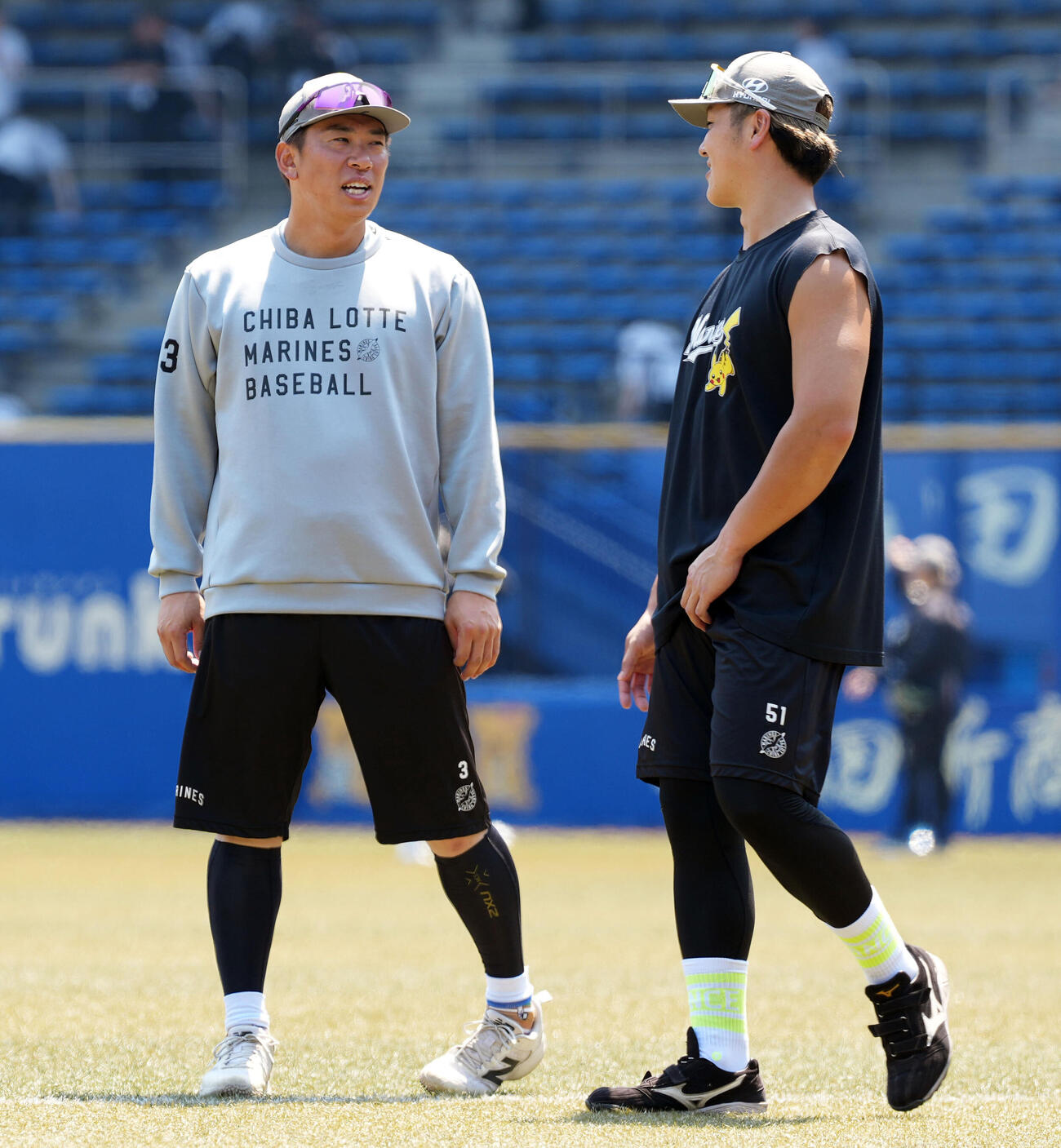 ロッテ対ソフトバンク　山口航輝（右）と話をするロッテ角中勝也（撮影・たえ見朱実）