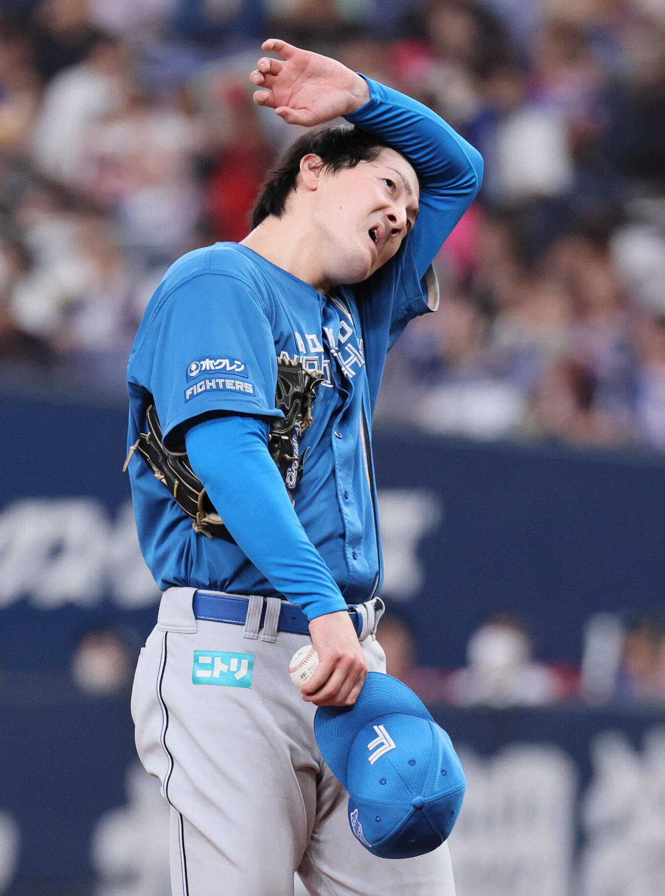 オリックス対日本ハム　3回裏オリックス無死満塁、連続四球でピンチを背負った日本ハム有原航平（撮影・宮崎幸一）
