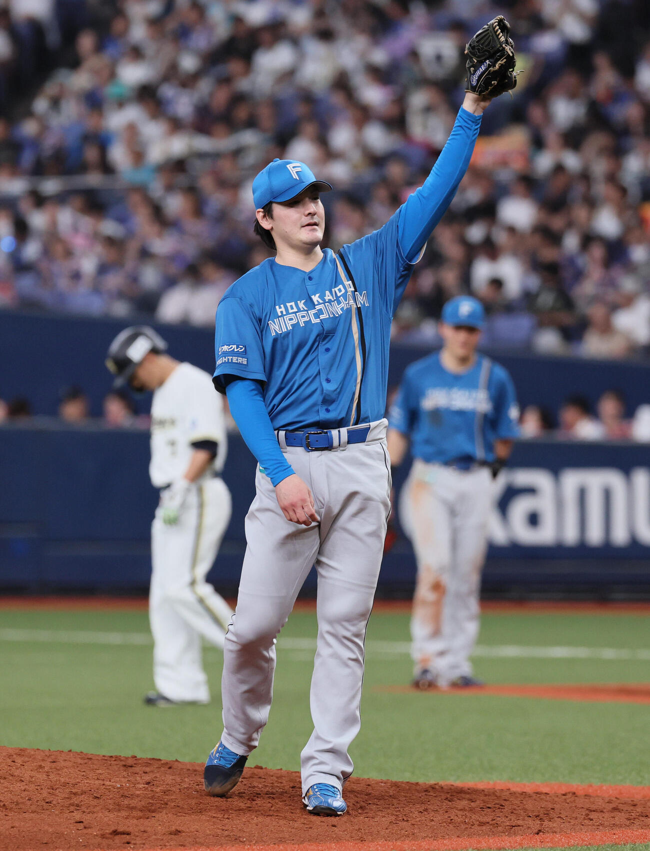 オリックス対日本ハム　3回裏オリックス無死満塁、連続四球でピンチを背負った日本ハム有原航平（撮影・宮崎幸一）